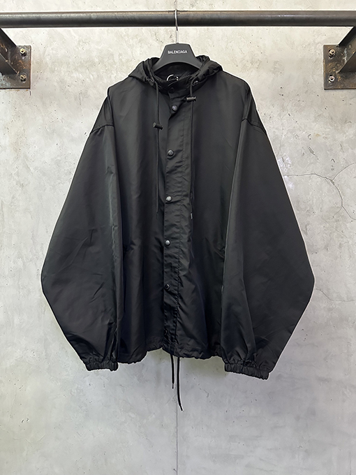 バレンシアガ ローズピンクのマスキングテープフード付きウィンドブレーカー