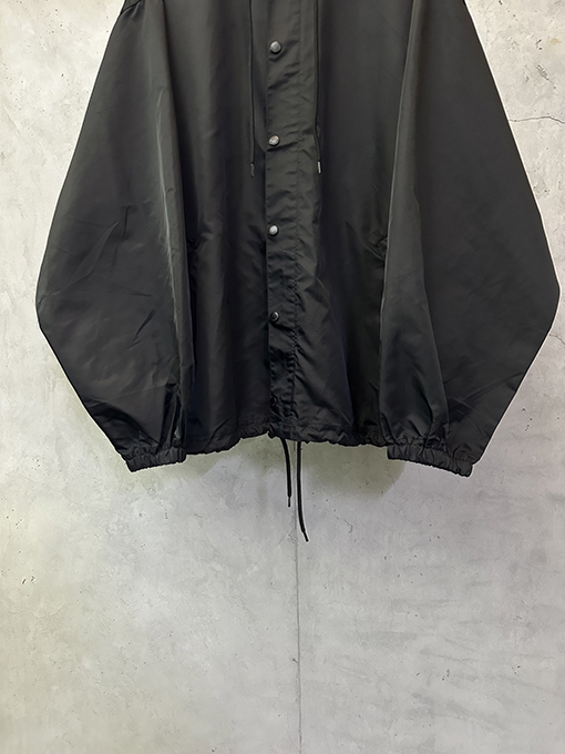 バレンシアガ ローズピンクのマスキングテープフード付きウィンドブレーカー