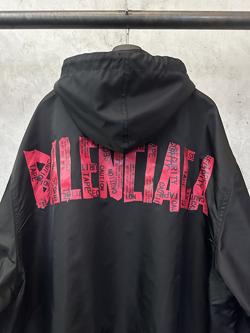 バレンシアガ ローズピンクのマスキングテープフード付きウィンドブレーカー