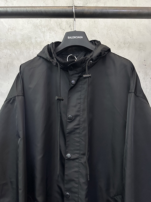 バレンシアガ ローズピンクのマスキングテープフード付きウィンドブレーカー