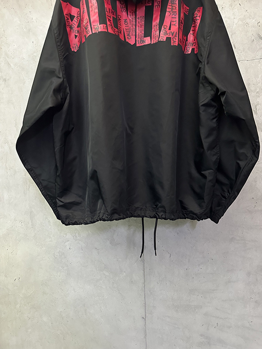 バレンシアガ ローズピンクのマスキングテープフード付きウィンドブレーカー