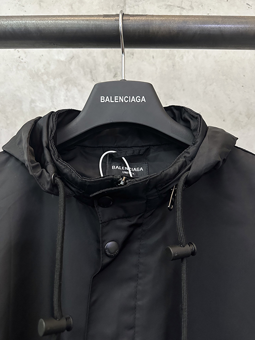 バレンシアガ ローズピンクのマスキングテープフード付きウィンドブレーカー