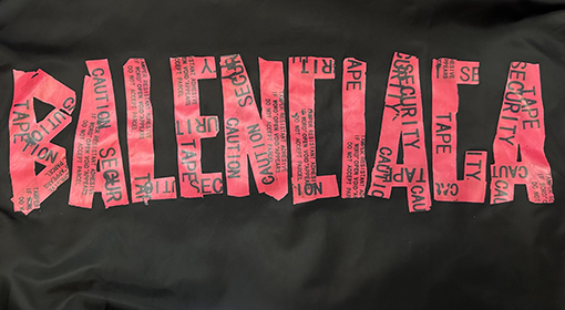 バレンシアガ ローズピンクのマスキングテープフード付きウィンドブレーカー