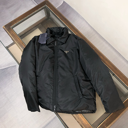 プラダ 新しいランウェイリサイクルナイロンダウンジャケット