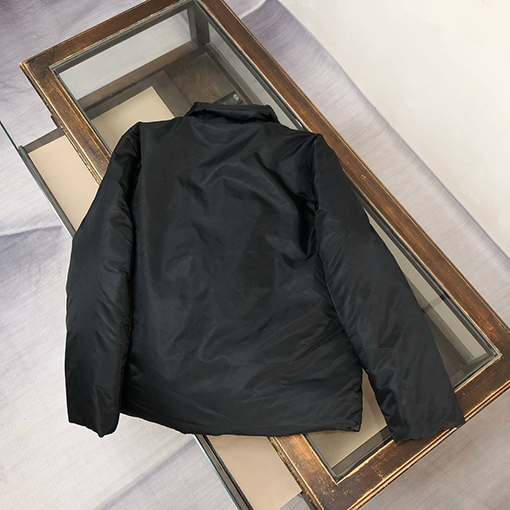 プラダ 新しいランウェイリサイクルナイロンダウンジャケット