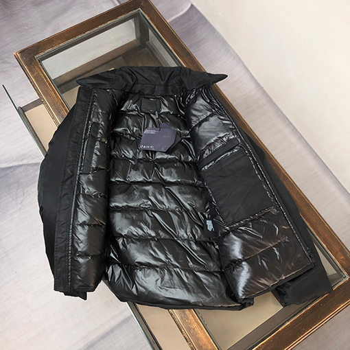 プラダ 新しいランウェイリサイクルナイロンダウンジャケット