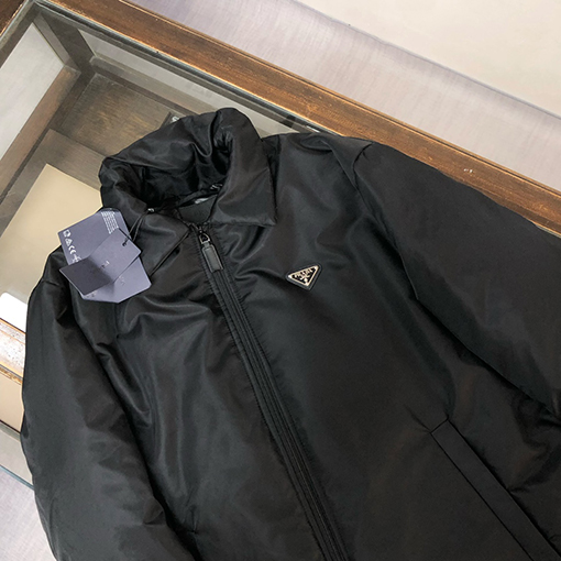 プラダ 新しいランウェイリサイクルナイロンダウンジャケット
