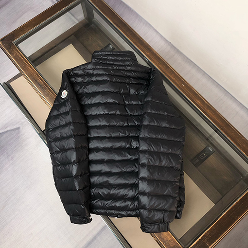 モンクレールコピー Arnique メンズショートダウンジャケット
