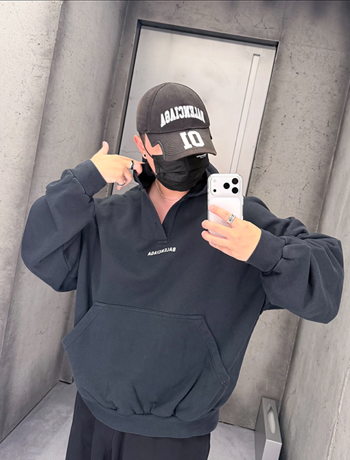 バレンシアガスーパーコピー Balenciaga ドロップショルダー刺繍パーカー