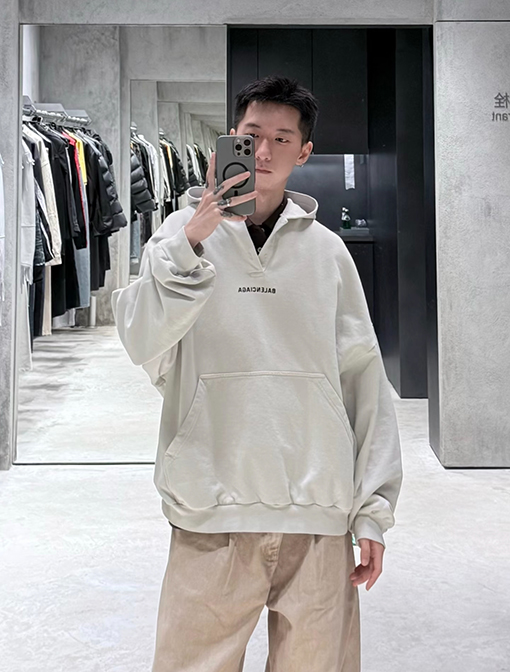 バレンシアガスーパーコピー Balenciaga ドロップショルダー刺繍パーカー