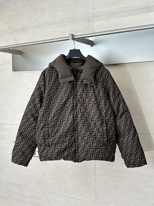 フェンディ 全面ストライプのリバーシブルフード付きダウンジャケット