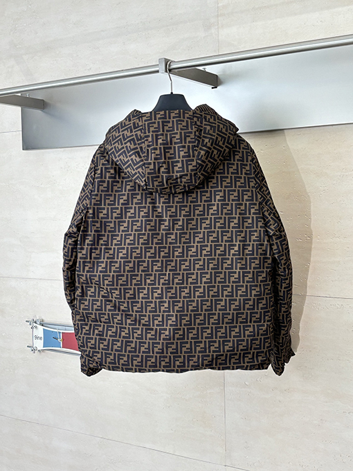 フェンディ 全面ストライプのリバーシブルフード付きダウンジャケット