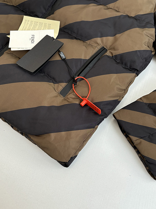 フェンディ 全面ストライプのリバーシブルフード付きダウンジャケット