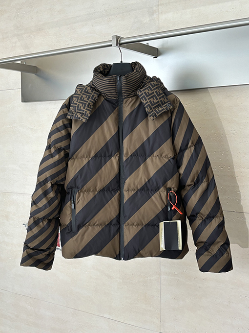 フェンディ 全面ストライプのリバーシブルフード付きダウンジャケット