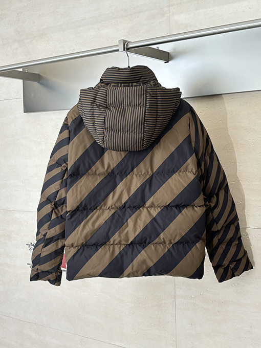 フェンディ 全面ストライプのリバーシブルフード付きダウンジャケット