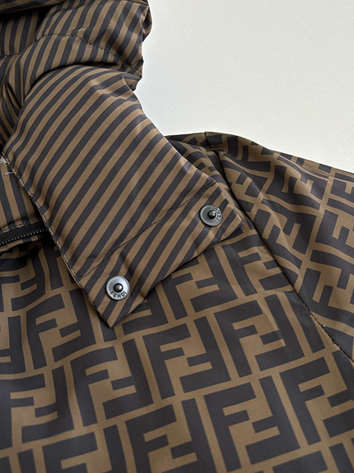 フェンディ 全面ストライプのリバーシブルフード付きダウンジャケット