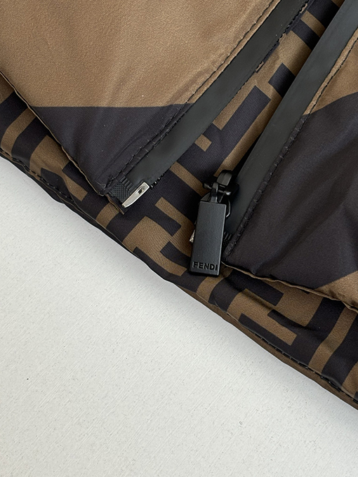 フェンディ 全面ストライプのリバーシブルフード付きダウンジャケット