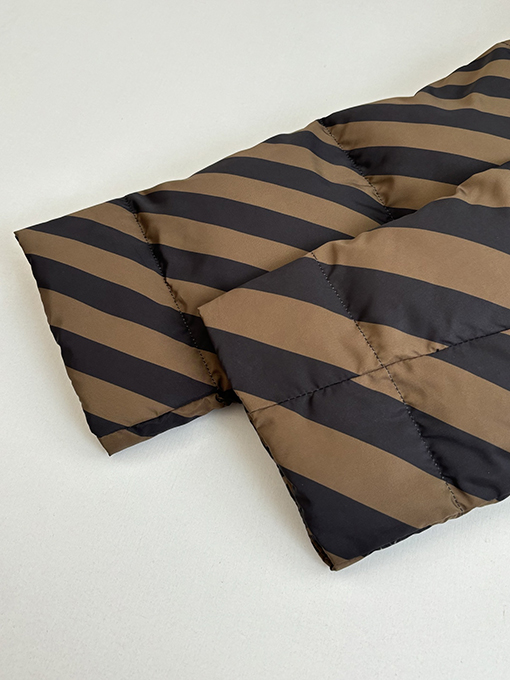 フェンディ 全面ストライプのリバーシブルフード付きダウンジャケット