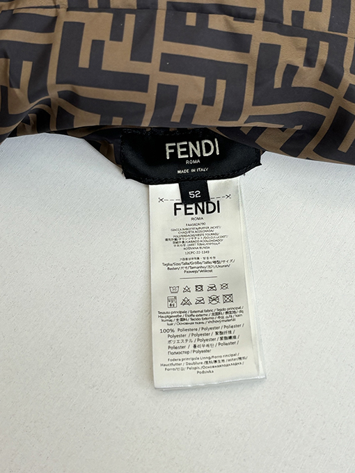 フェンディ 全面ストライプのリバーシブルフード付きダウンジャケット