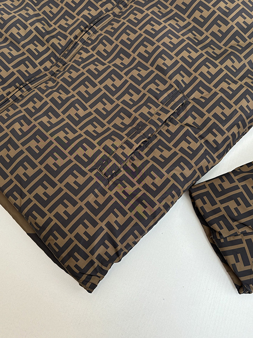 フェンディ 全面ストライプのリバーシブルフード付きダウンジャケット