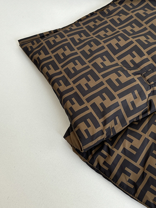 フェンディ 全面ストライプのリバーシブルフード付きダウンジャケット