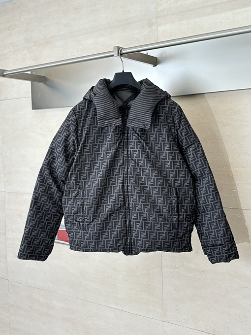 フェンディ 全面ストライプのリバーシブルフード付きダウンジャケット