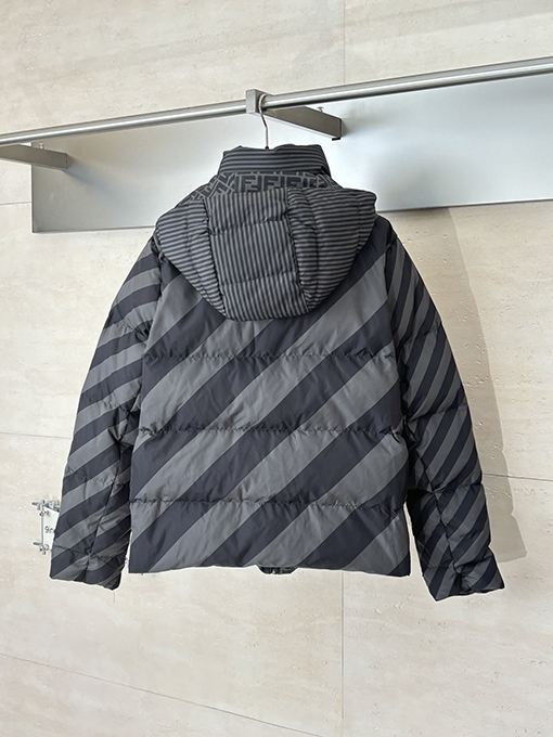 フェンディ 全面ストライプのリバーシブルフード付きダウンジャケット