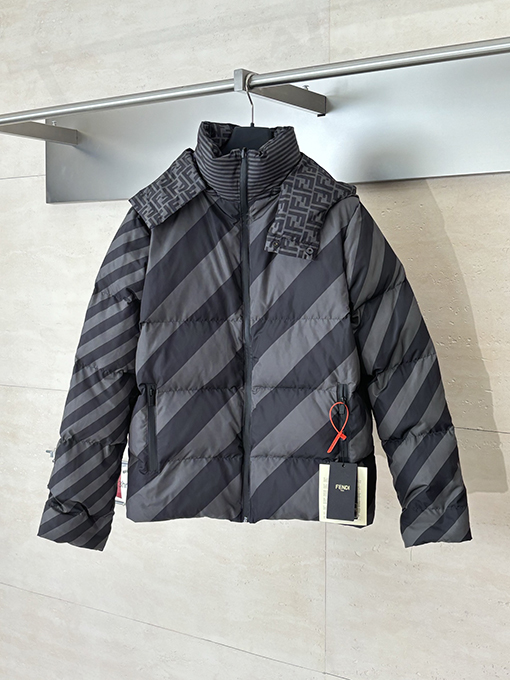 フェンディ 全面ストライプのリバーシブルフード付きダウンジャケット