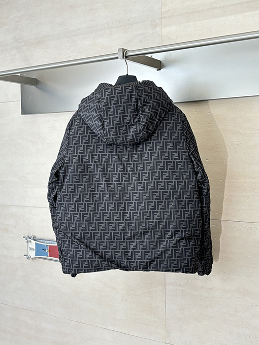 フェンディ 全面ストライプのリバーシブルフード付きダウンジャケット