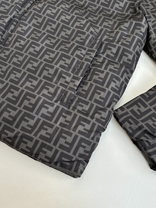 フェンディ 全面ストライプのリバーシブルフード付きダウンジャケット