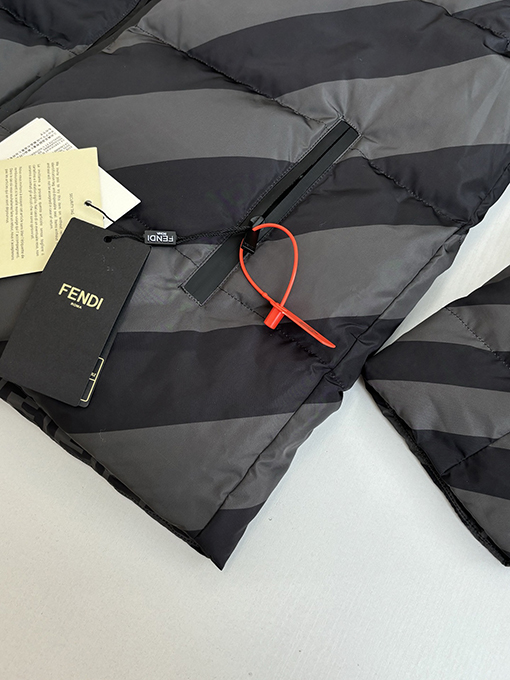 フェンディ 全面ストライプのリバーシブルフード付きダウンジャケット