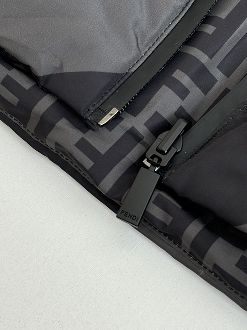 フェンディ 全面ストライプのリバーシブルフード付きダウンジャケット