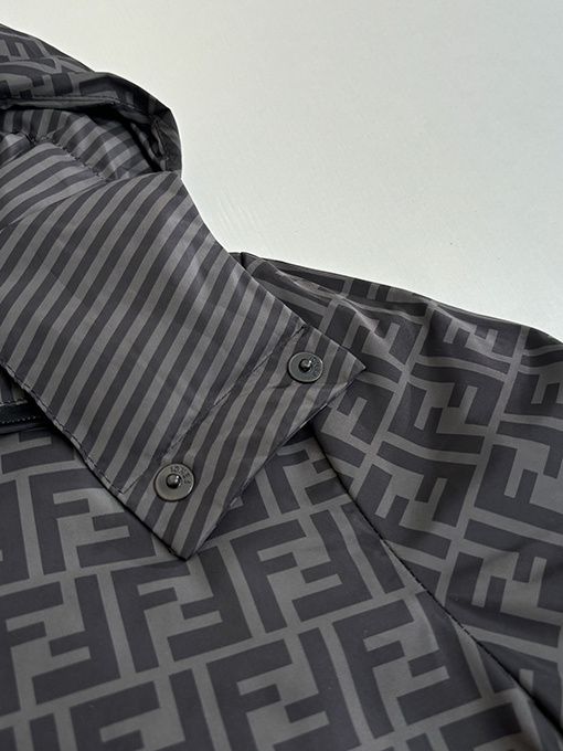 フェンディ 全面ストライプのリバーシブルフード付きダウンジャケット