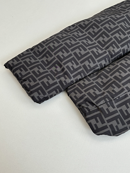 フェンディ 全面ストライプのリバーシブルフード付きダウンジャケット