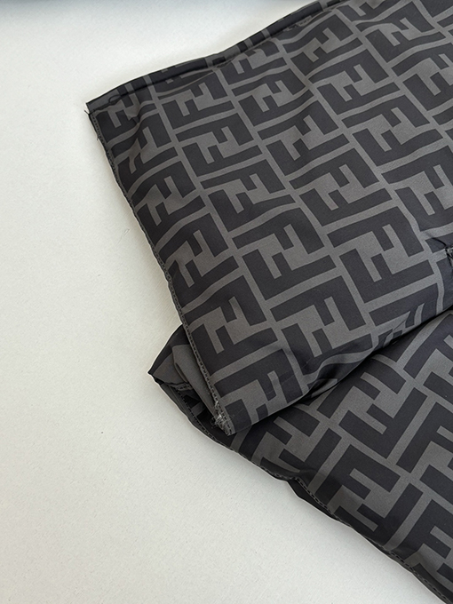 フェンディ 全面ストライプのリバーシブルフード付きダウンジャケット