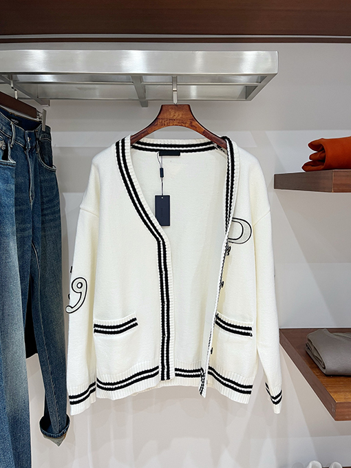 プラダ 新しいアップリケ刺繍のプレッピースタイルのカーディガンセーター