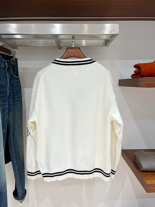 プラダ 新しいアップリケ刺繍のプレッピースタイルのカーディガンセーター