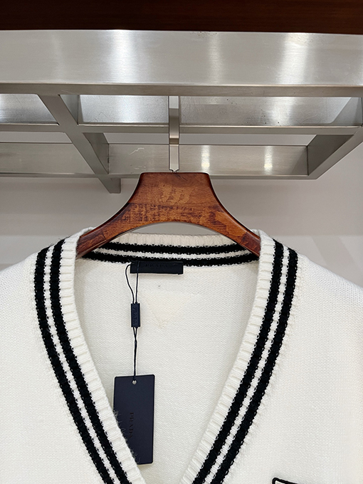 プラダ 新しいアップリケ刺繍のプレッピースタイルのカーディガンセーター