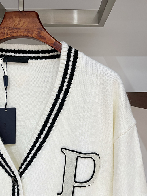 プラダ 新しいアップリケ刺繍のプレッピースタイルのカーディガンセーター