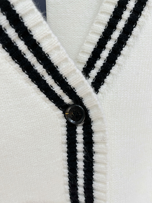 プラダ 新しいアップリケ刺繍のプレッピースタイルのカーディガンセーター