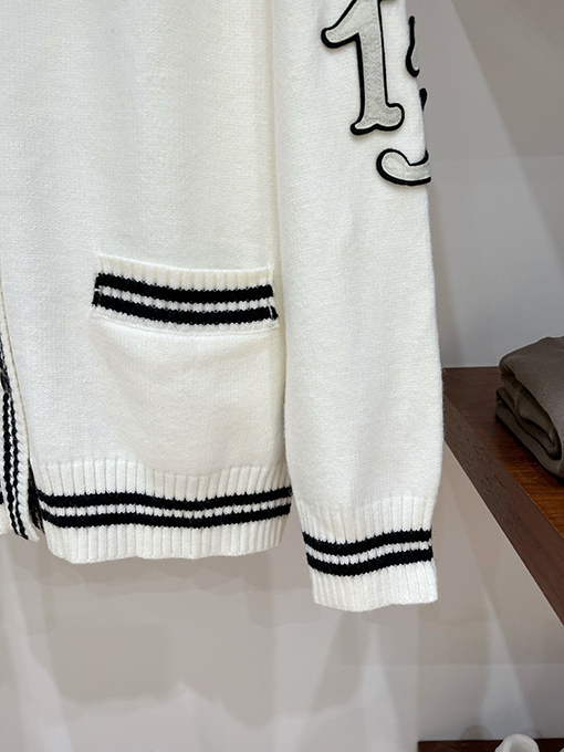 プラダ 新しいアップリケ刺繍のプレッピースタイルのカーディガンセーター