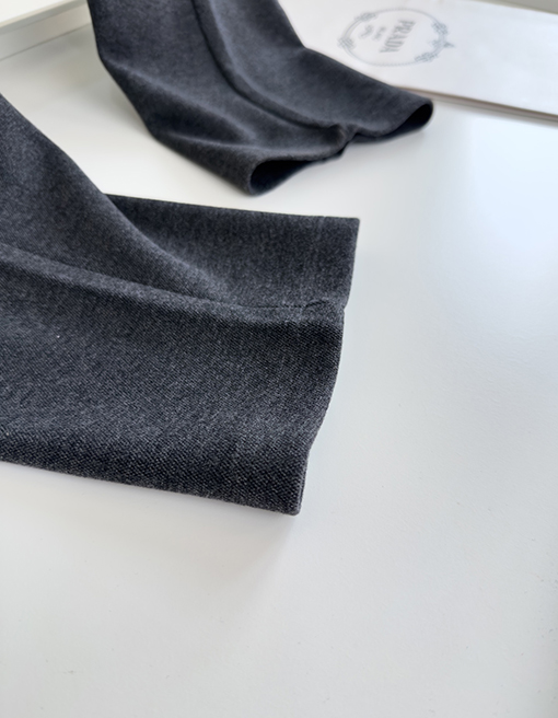 プラダ ピケカシミアとウール混紡のスリムストレートレッグカジュアルパンツ