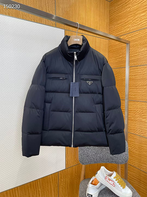 プラダ 秋冬スタンドカラーダウンジャケット