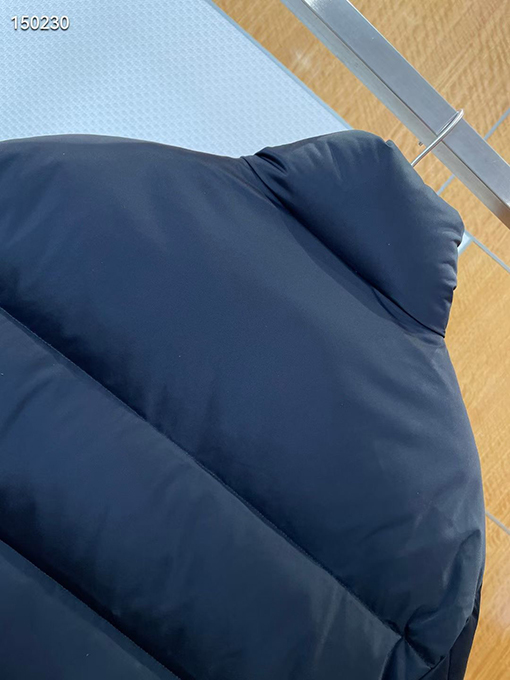 プラダ 秋冬スタンドカラーダウンジャケット