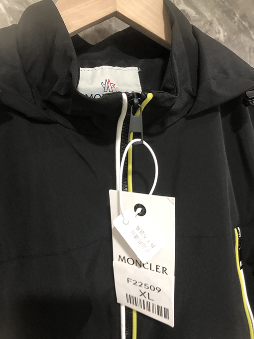 モンクレール 軽量フード付きジャケット