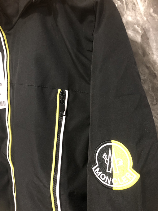 モンクレール 軽量フード付きジャケット