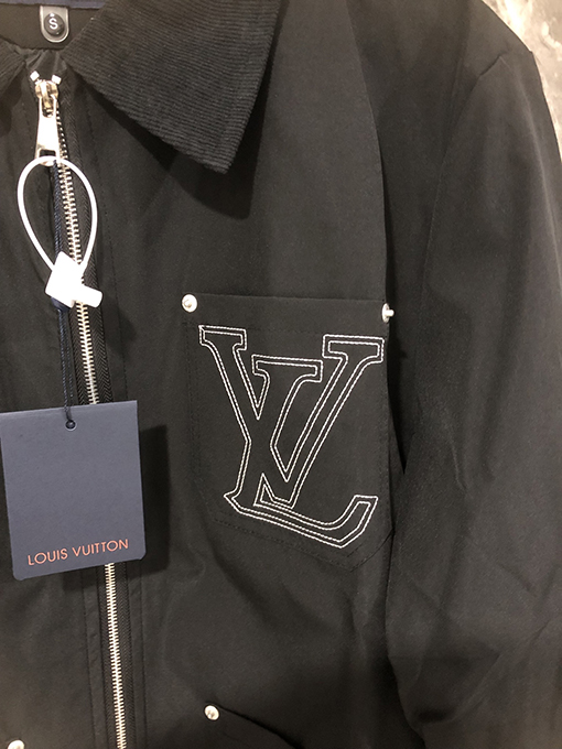ルイヴィトンコピー ロゴレタリング刺繍入りブラックワークジャケット