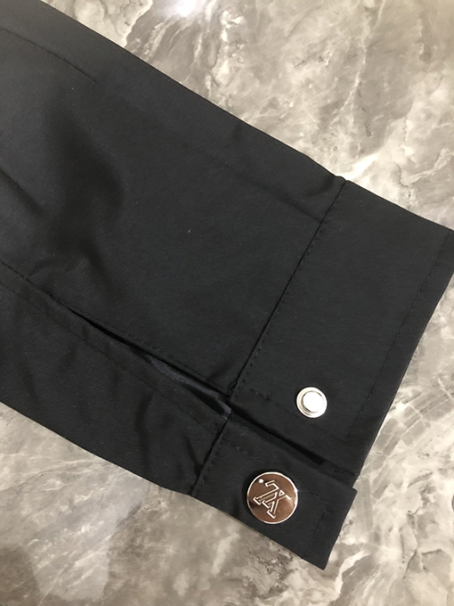 ルイヴィトンコピー ロゴレタリング刺繍入りブラックワークジャケット