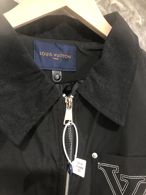 ルイヴィトンコピー ロゴレタリング刺繍入りブラックワークジャケット