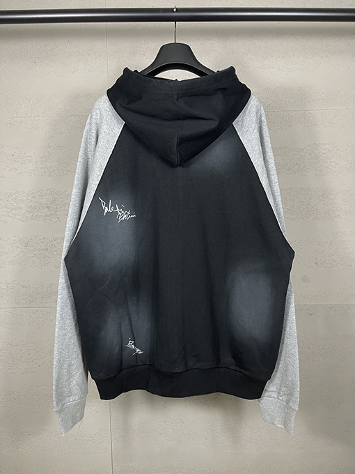 バレンシアガ ウォッシュダメージした手描きのグラフィティのフード付きジップアップスウェットシャツ